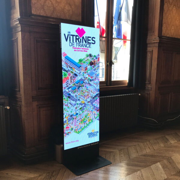 Totem numérique à la mairie de Troyes lors d'un événement avec les vitrine de France